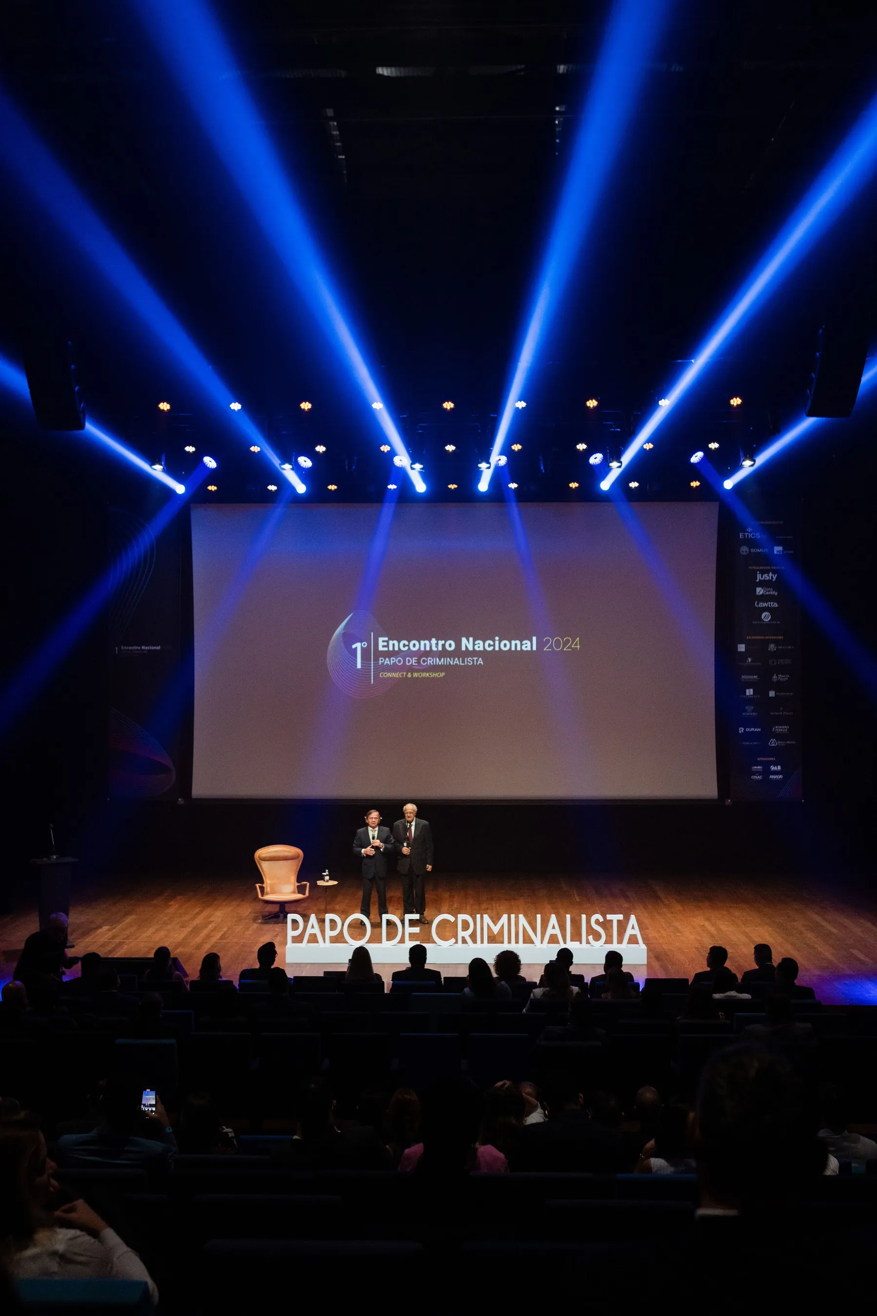 Palco do 1º Encontro Nacional Papo de Criminalista com plateia e identidade do evento